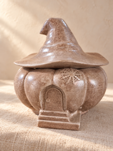 Casita calabaza con sombrero de bruja